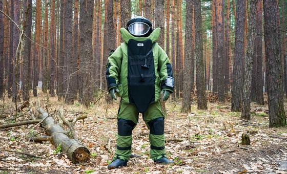 Un spécialiste de la neutralisation des explosifs travaille en Ukraine pour nettoyer les terres contaminées par la guerre.